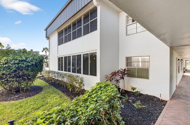 Building Photo - 450 Piedmont J