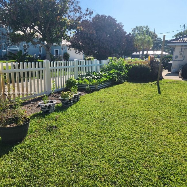 Building Photo - 6101 Palmetto Dr