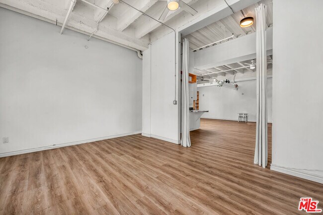 Building Photo - 312 W 5th St