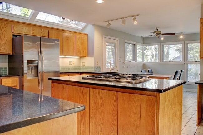 Building Photo - Contemporary 4bd/3.5ba Near Hope Valley + Home Equidistant to Downtown Durham & Chapel Hill!