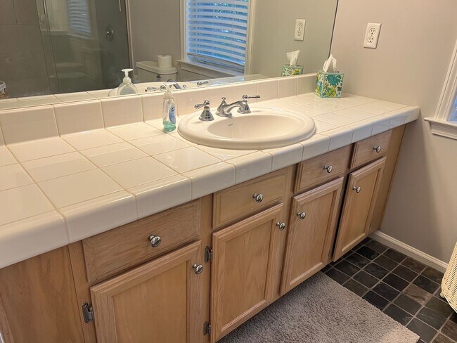 Building Photo - Lovely Condo in Shipyard with a Garage
