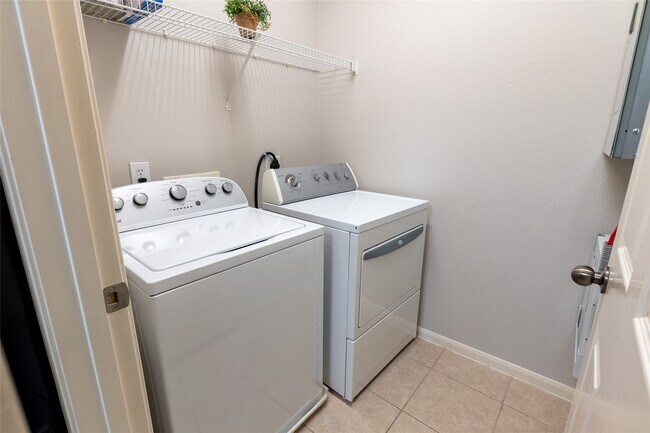 Building Photo - 6607 Lake Woodlands Dr