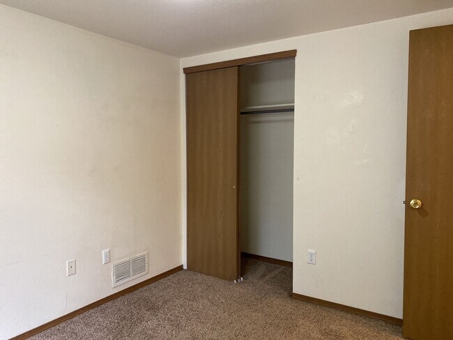 Building Photo - STUDENTS WELCOME! Single-Family Home Walking Distance to CSU!