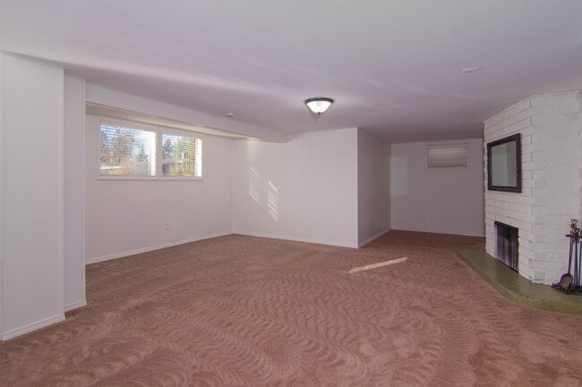 Building Photo - North Side Shadle Park 3 Bed 1.5 Bath Home with beautiful hardwood floors Full Basement