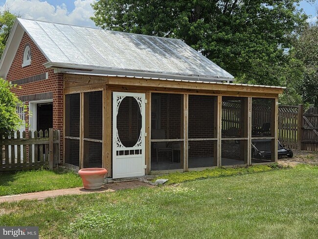 Building Photo - 240 S Holliday St