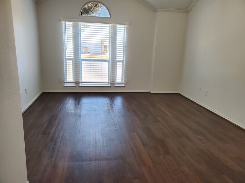 Building Photo - 6811 Independence Blvd