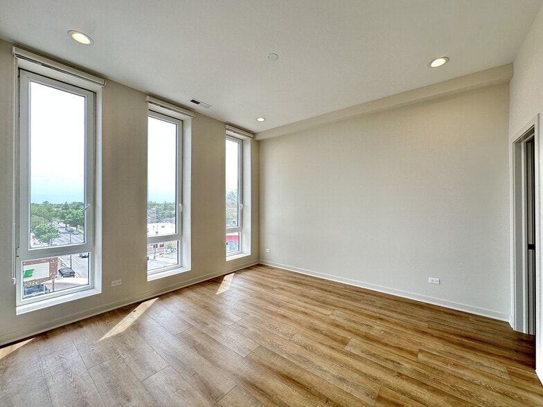 Building Photo - 3207 N Narragansett Ave