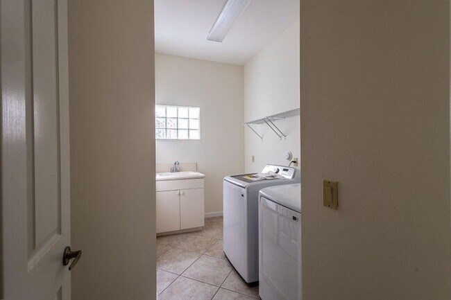 Building Photo - 6428 Garden Ct