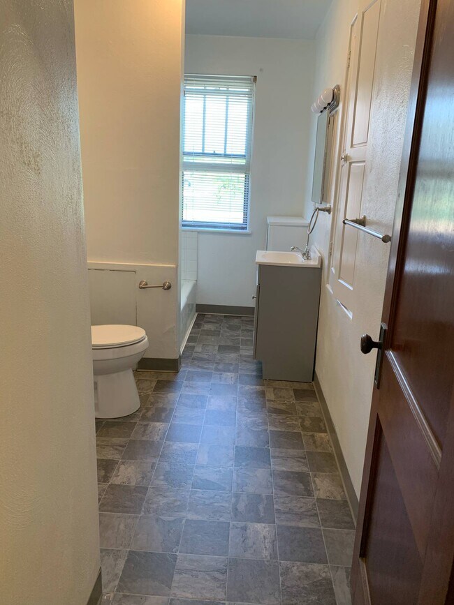 Building Photo - 113 Hammer Ave