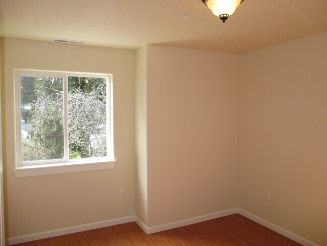 Building Photo - Beautiful Three Bedroom in South Salem