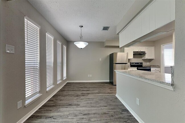 Building Photo - 10010 Crescent Moon Dr