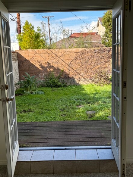 Deck to yard - 8021 Belton Dr