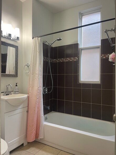 Building Photo - 1339 N Western Ave