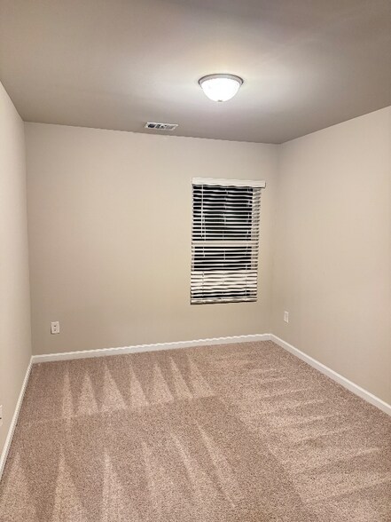 Building Photo - 2801 Ridgeview Dr