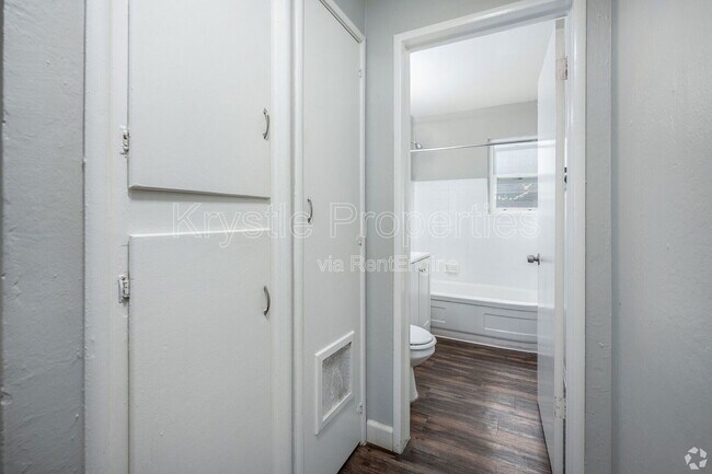 Building Photo - 2021 Red Robin Ln