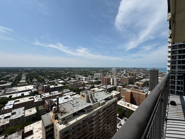 Building Photo - 6007 N Sheridan Rd