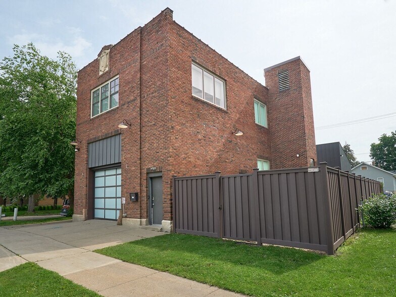 Primary Photo - 1290 Snelling Ave N