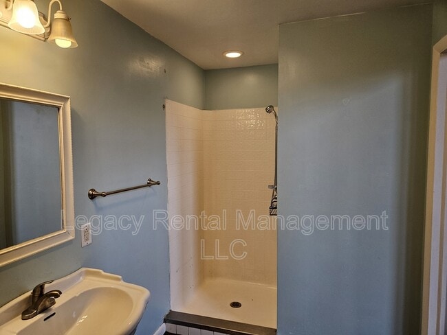 Building Photo - 324 Allen St