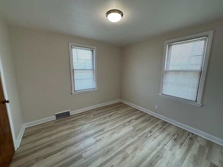 Building Photo - 3138 S Clement Ave