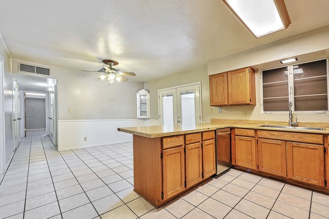 Building Photo - WALK TO ASU.  6 Bed 4 Bath right near campus