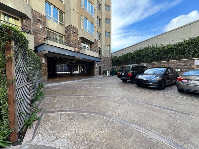 Building Photo - 3 Bedroom 2 Bathroom down town San Diego