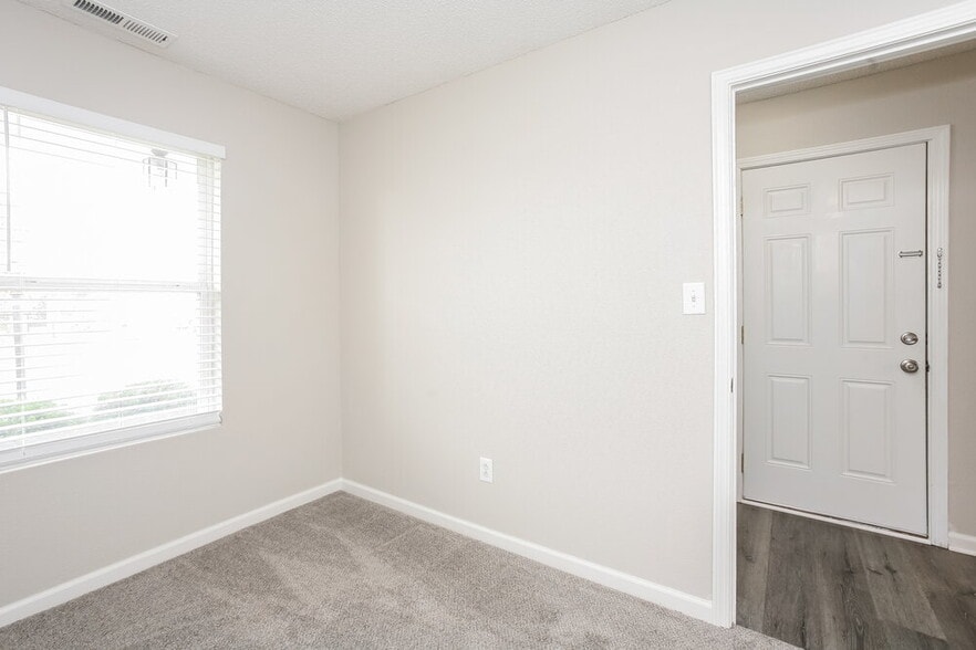 Building Photo - 5558 Wild Horse Dr