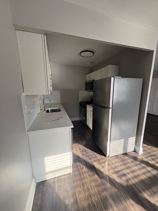 Building Photo - Beautiful Studio Apartment