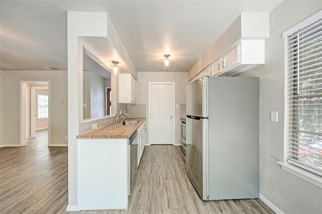 Building Photo - 2106 Nickerson St