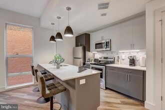 Building Photo - 3029 W Glenwood Ave