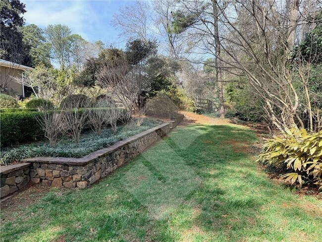 Building Photo - 140 Spring Dr