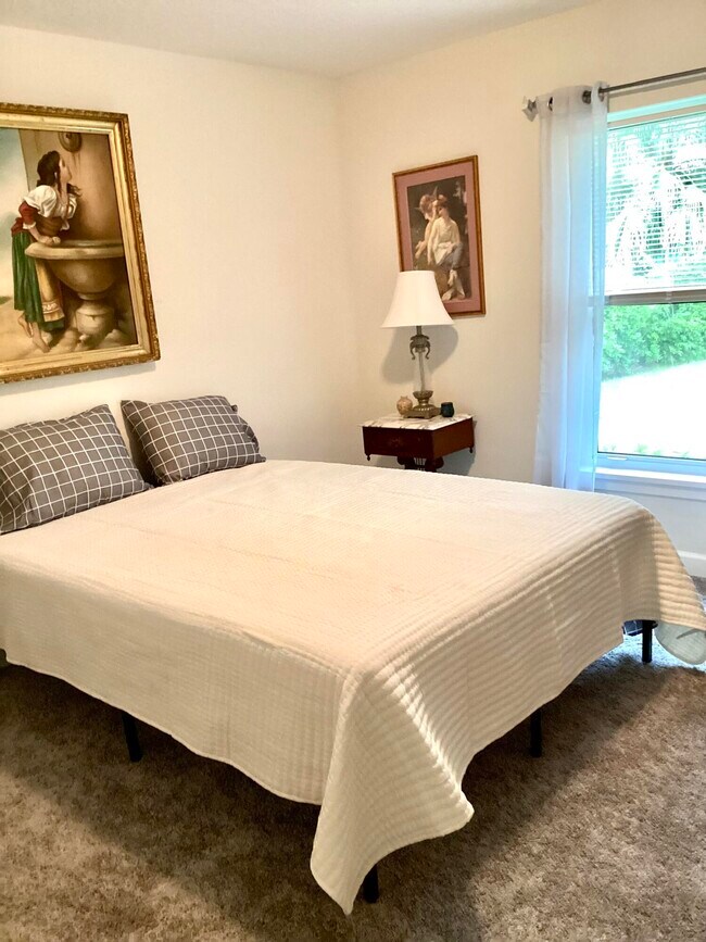 Building Photo - 23 Highland Dr SW