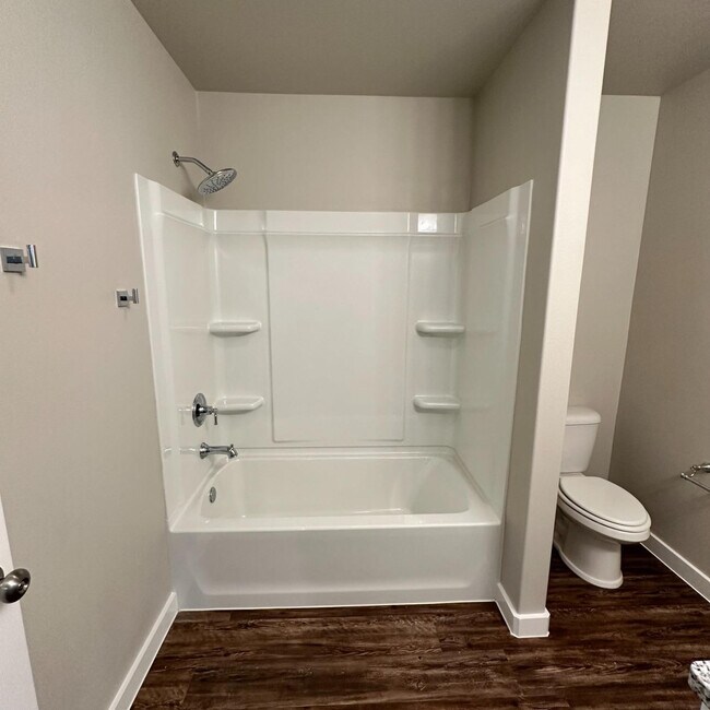 Building Photo - 2059 Kenwood Ave