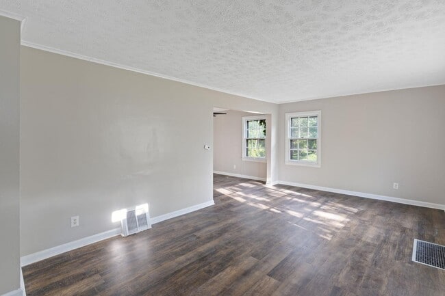 Building Photo - 1114 Roslyn Ave
