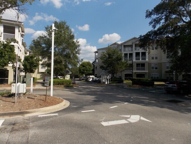 Building Photo - 1001 Monument Rd