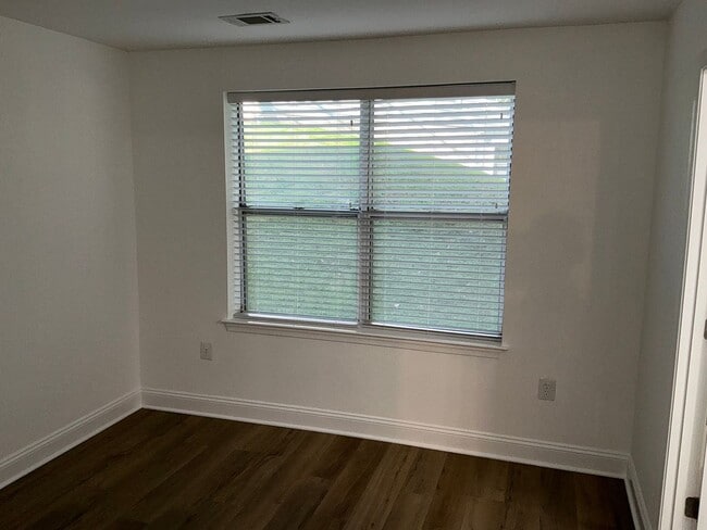 Building Photo - Beautiful 3BR 2BA condo located in the Decoverly neighborhood of Rockville