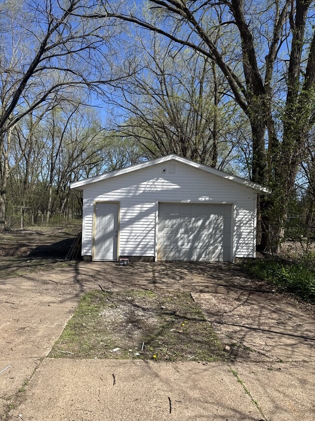 Building Photo - 914 Lakeside Ave