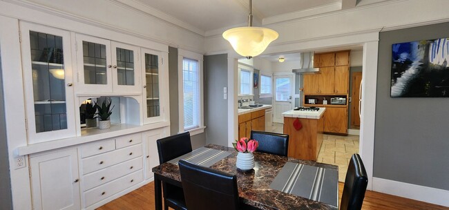 Building Photo - Single Family Fully Furnished Home