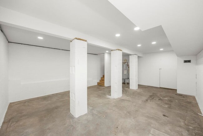 Building Photo - 505A Moore Ave