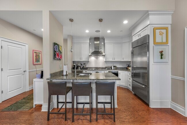 Building Photo - 616 E 4th St