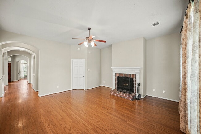 Building Photo - Welcome home to this charming single-story gem in the heart of Silverlake!