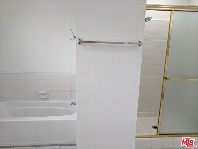 Building Photo - 831 Whitewater Dr