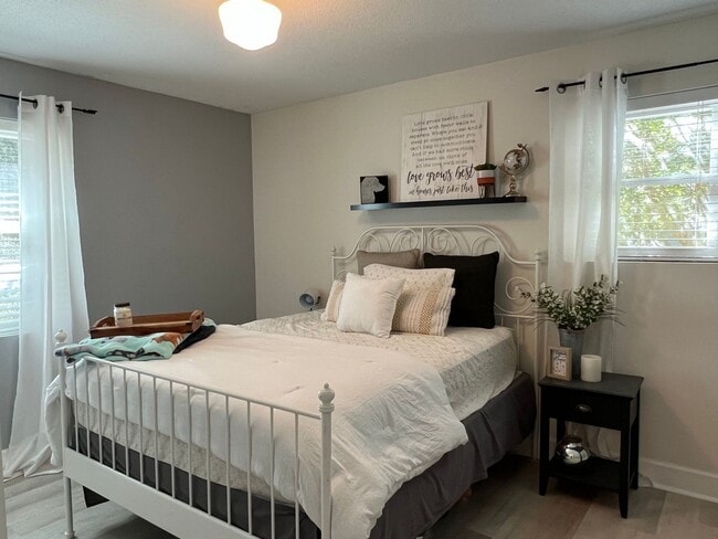 Building Photo - Updated Old Woodlands Plantation Home with Fenced Yard