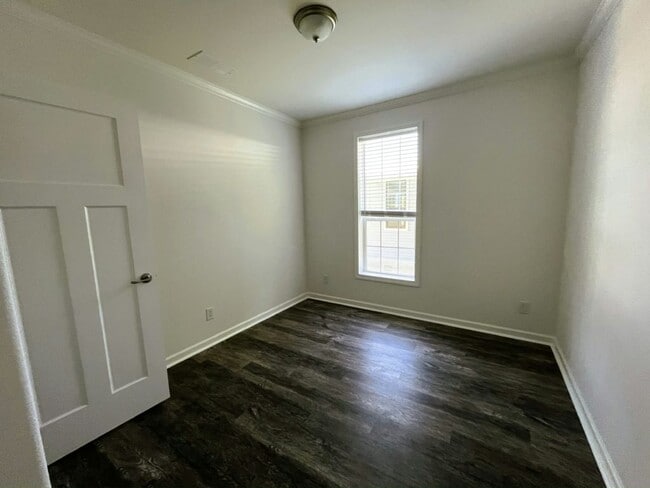 Building Photo - 119 N Lake Dr