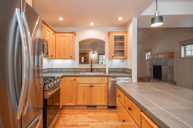 Building Photo - 2469 NW Sacagawea Ln