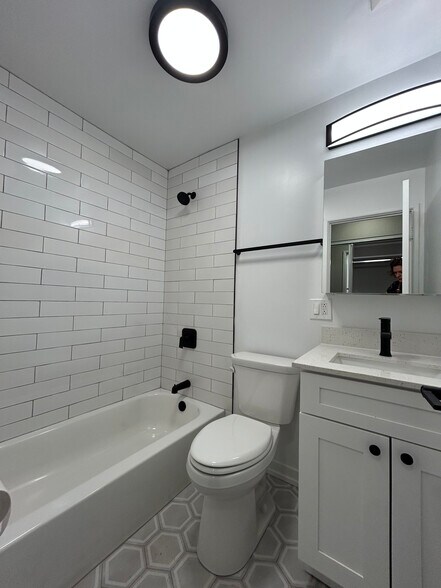 Building Photo - 524 W Oakdale Ave