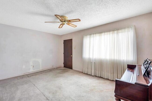 Building Photo - Fantastic 3bd/2ba home! Coming soon!