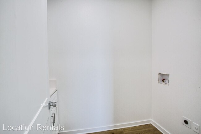 Building Photo - 3 br, 2.5 bath House - 11518 Savannah Avenue