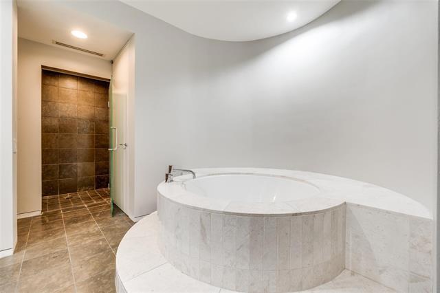 Building Photo - 2430 Victory Park Ln