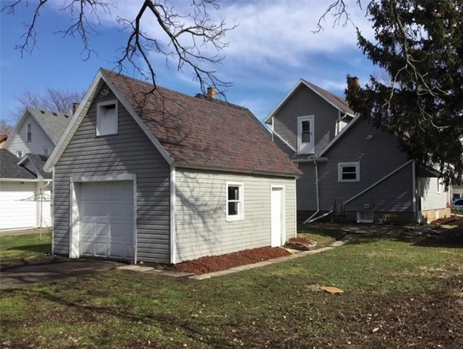 Building Photo - Three Bedroom Two Bath House