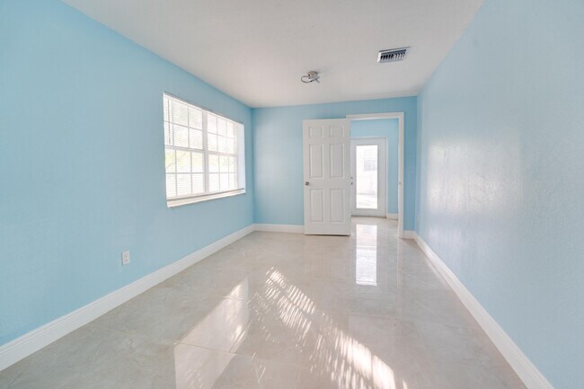 Building Photo - 813 Truman St